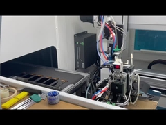 Operasi peralatan produksi otomatis di bengkel perusahaan